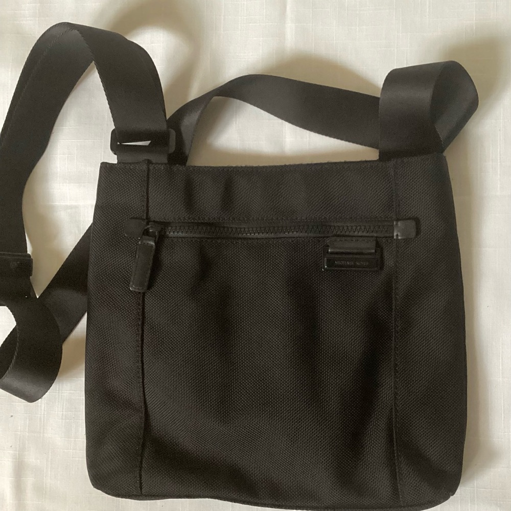 Men’s MICHAEL KORS Travis Messenger Bag black nylon crossbody - Picture 7 of 15